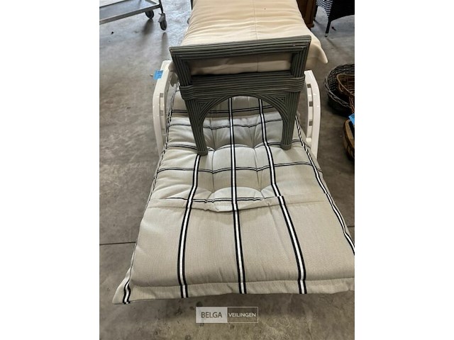 Ligzetel met kussen + tafeltje - afbeelding 4 van  5