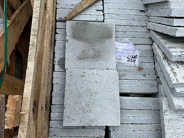 Lime ash honed natuursteen tuintegels ca.19m2 - afbeelding 1 van  4