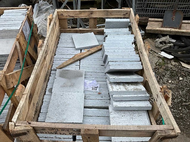 Lime ash honed natuursteen tuintegels ca.19m2 - afbeelding 2 van  4