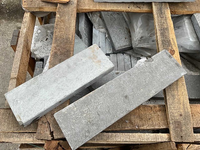 Lime ash natural and tumbled natuursteen tuintegels ca. 16m2 - afbeelding 1 van  3
