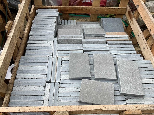 Lime ash natuursteen tuintegels ca. 8m2 - afbeelding 2 van  3