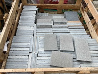 Lime ash natuursteen tuintegels ca. 8m2 - afbeelding 2 van  3