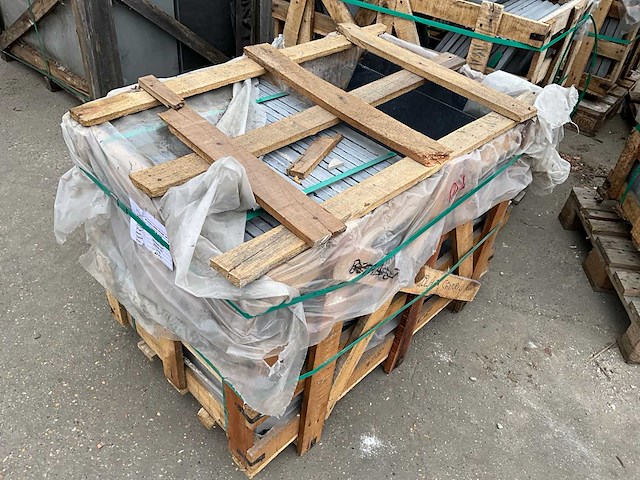 Lime black honed 400 natuursteen tuintegels ca.9m2 - afbeelding 2 van  3
