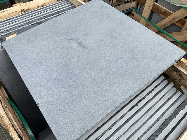 Lime black honed beveled natuursteen tuintegel ca. 53,28m2 - afbeelding 1 van  3