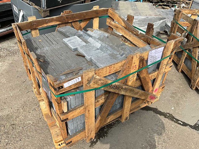 Lime black natuursteen tuintegels - afbeelding 1 van  6