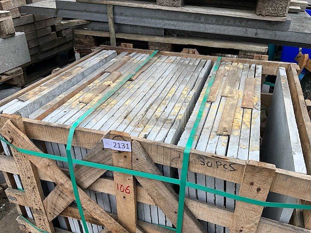 Lime grey honed&brushed natuursteen tuintegels ca. 19m2 - afbeelding 2 van  4