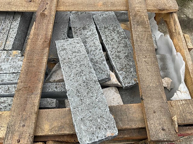 Lime grey natural and tumbled natuursteen tuintegel ca. 16m2 - afbeelding 1 van  3