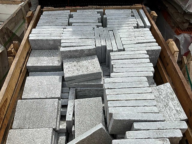 Lime grey natuursteen tuintegels - afbeelding 1 van  3