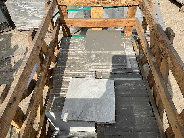 Lime white honed &brushed natuursteen tuintegels ca. 7m2 - afbeelding 2 van  4