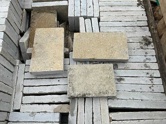 Lime yellow natuursteen tuintegels ca. 12,60m2 - afbeelding 1 van  4
