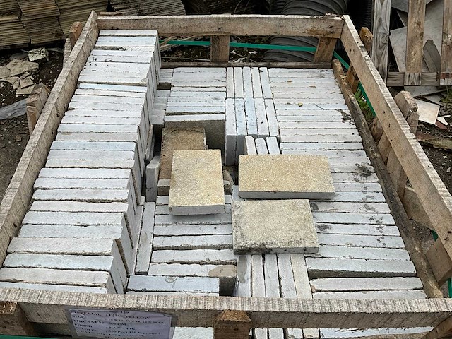 Lime yellow natuursteen tuintegels ca. 12,60m2 - afbeelding 2 van  4