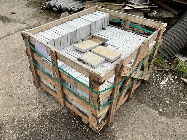 Lime yellow natuursteen tuintegels ca. 12,60m2 - afbeelding 3 van  4