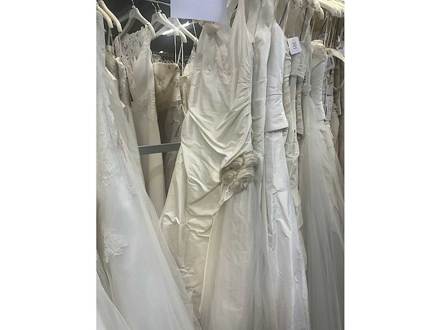 Linea raffaelli partij diverse bruidsjurken (49x) - afbeelding 18 van  24