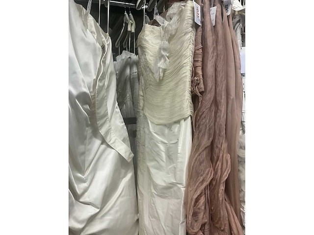 Linea raffaelli partij diverse bruidsjurken (49x) - afbeelding 2 van  30