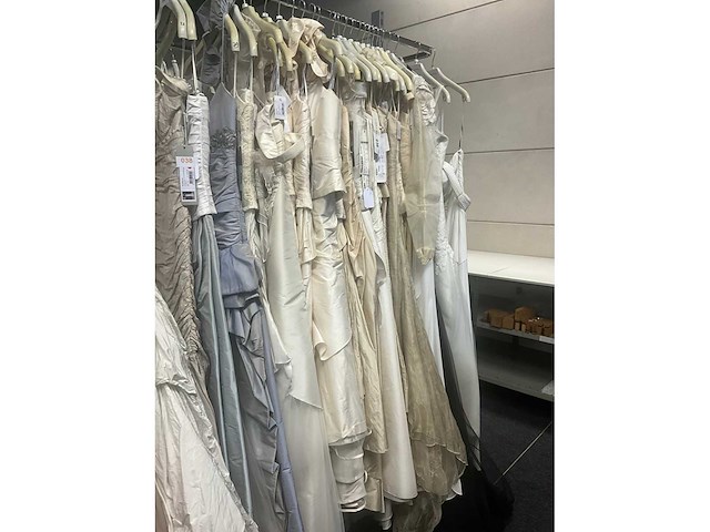 Linea raffaelli partij diverse bruidsjurken (49x) - afbeelding 8 van  30