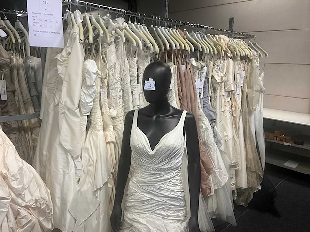 Linea raffaelli partij diverse bruidsjurken (49x) - afbeelding 1 van  30