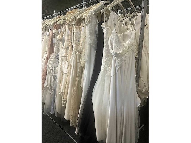 Linea raffaelli partij diverse bruidsjurken (49x) - afbeelding 15 van  30
