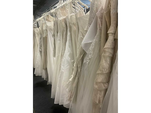 Linea raffaelli partij diverse bruidsjurken (49x) - afbeelding 8 van  27