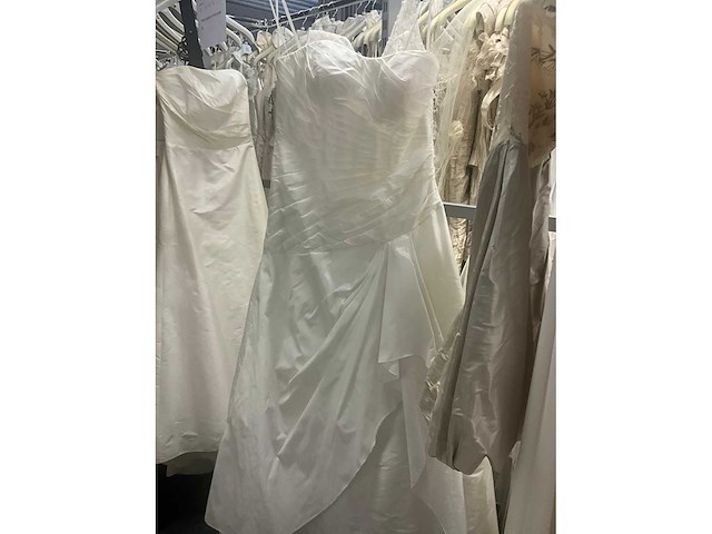Linea raffaelli partij diverse bruidsjurken (49x) - afbeelding 23 van  27