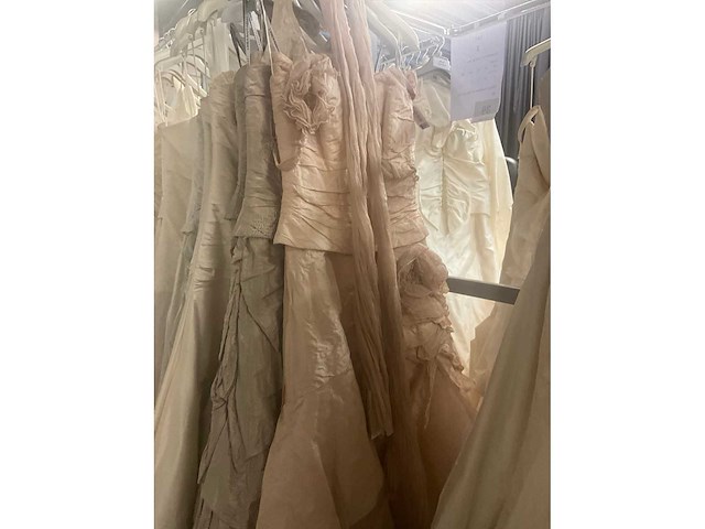 Linea raffaelli partij diverse bruidsjurken (49x) - afbeelding 3 van  27