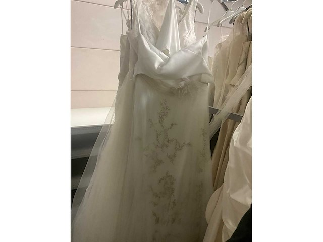 Linea raffaelli partij diverse bruidsjurken (49x) - afbeelding 15 van  27