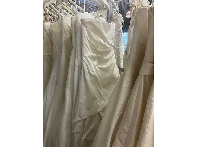 Linea raffaelli partij diverse bruidsjurken (49x) - afbeelding 22 van  27