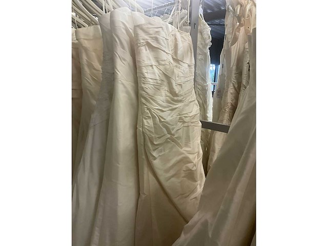 Linea raffaelli partij diverse bruidsjurken (49x) - afbeelding 23 van  27