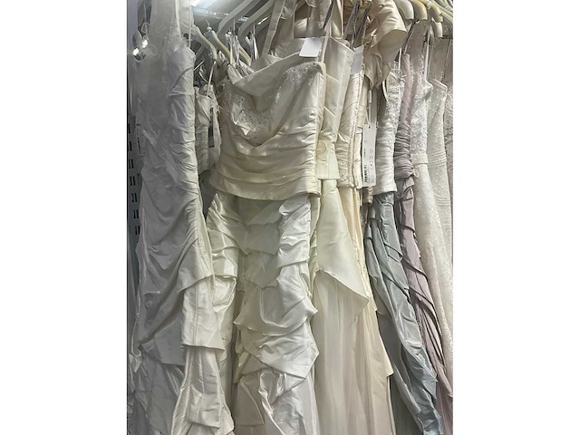 Linea raffaelli partij diverse bruidsjurken (49x) - afbeelding 23 van  30