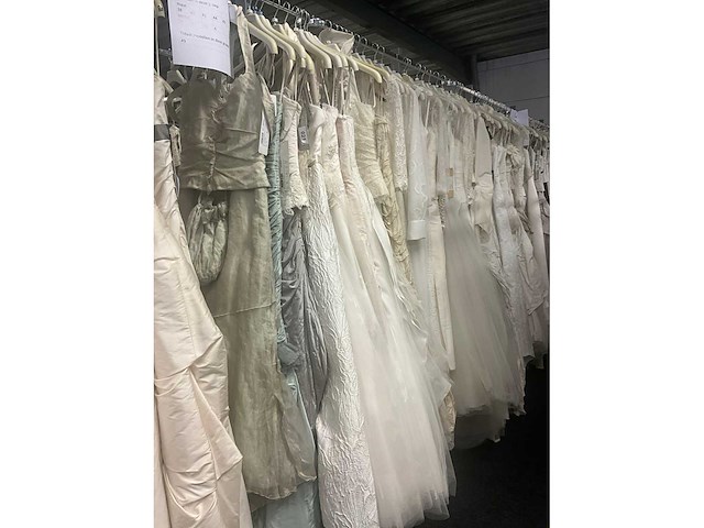 Linea raffaelli partij diverse bruidsjurken (49x) - afbeelding 12 van  28