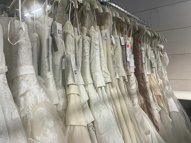 Linea raffaelli partij diverse bruidsjurken (49x) - afbeelding 7 van  24