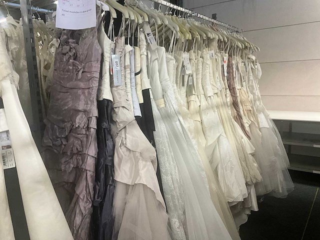 Linea raffaelli partij diverse bruidsjurken (49x) - afbeelding 1 van  24