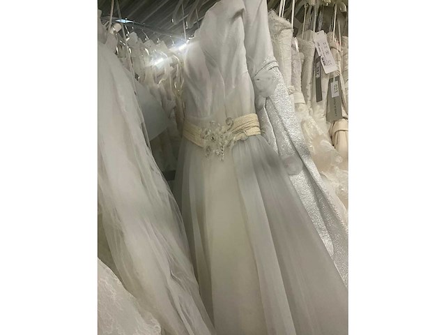 Linea raffaelli partij diverse bruidsjurken (49x) - afbeelding 22 van  24