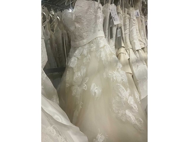 Linea raffaelli partij diverse bruidsjurken (49x) - afbeelding 24 van  24