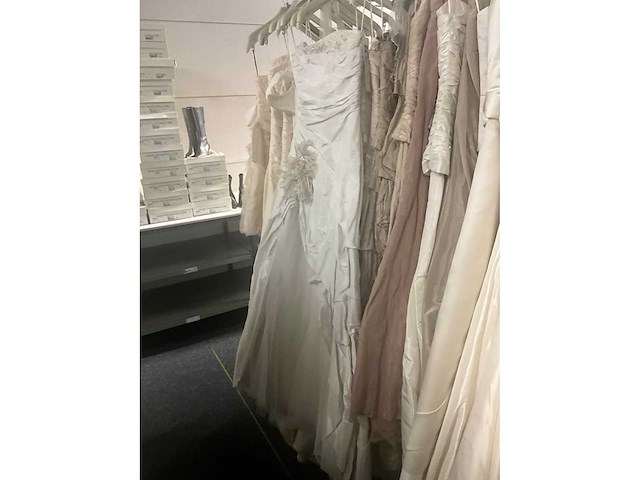 Linea raffaelli partij diverse bruidsjurken (49x) - afbeelding 21 van  24