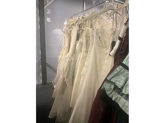 Linea raffaelli partij diverse bruidsjurken (49x) - afbeelding 17 van  25