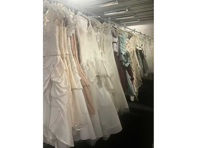 Linea raffaelli partij diverse bruidsjurken (49x) - afbeelding 12 van  25