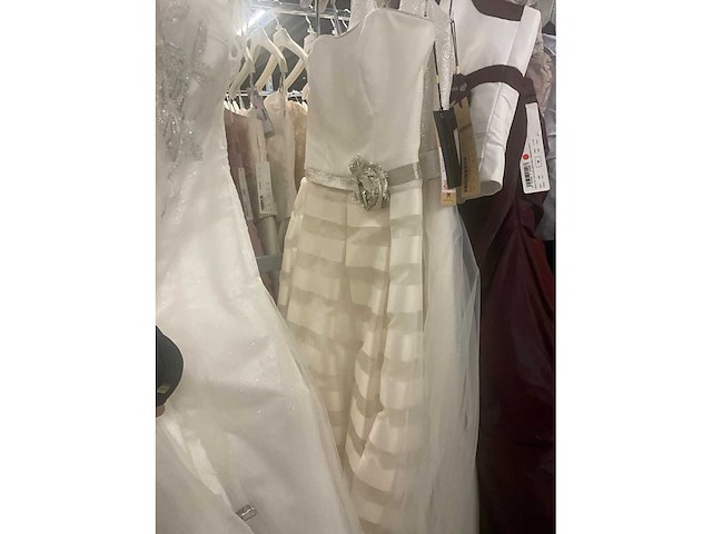 Linea raffaelli partij diverse bruidsjurken (49x) - afbeelding 25 van  25