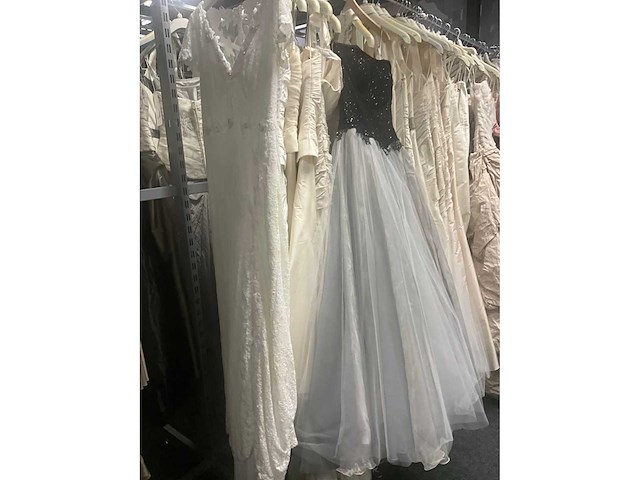 Linea raffaelli partij diverse bruidsjurken (49x) - afbeelding 8 van  24