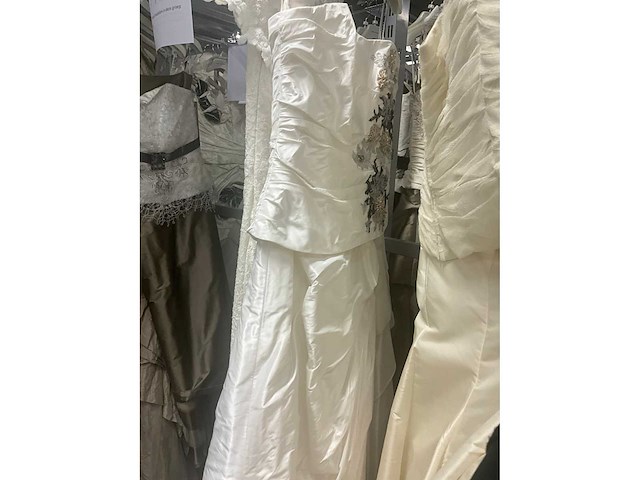 Linea raffaelli partij diverse bruidsjurken (49x) - afbeelding 15 van  24