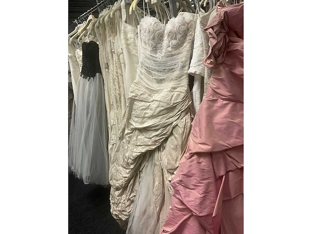 Linea raffaelli partij diverse bruidsjurken (49x) - afbeelding 23 van  24