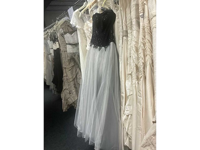 Linea raffaelli partij diverse bruidsjurken (49x) - afbeelding 24 van  24