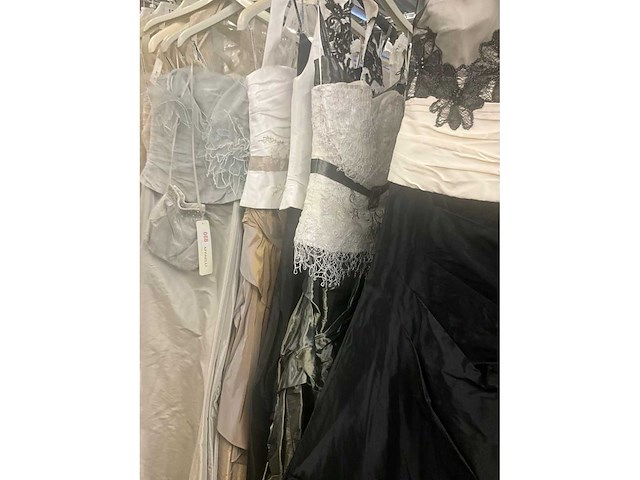 Linea raffaelli partij diverse bruidsjurken (49x) - afbeelding 23 van  25