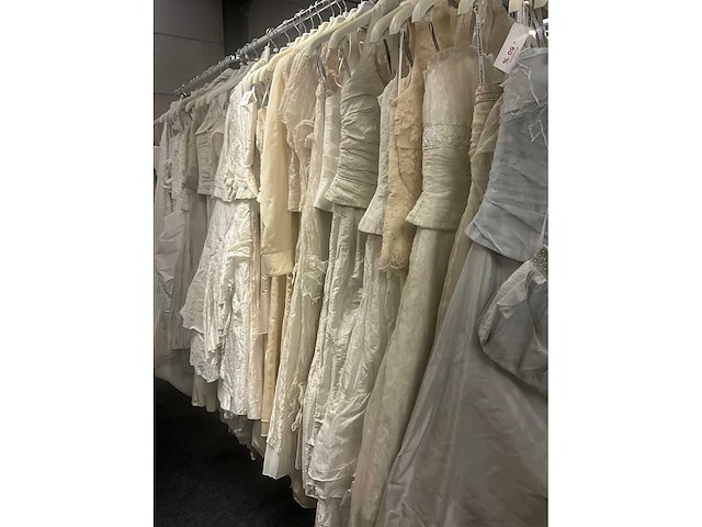 Linea raffaelli partij diverse bruidsjurken (49x) - afbeelding 25 van  25