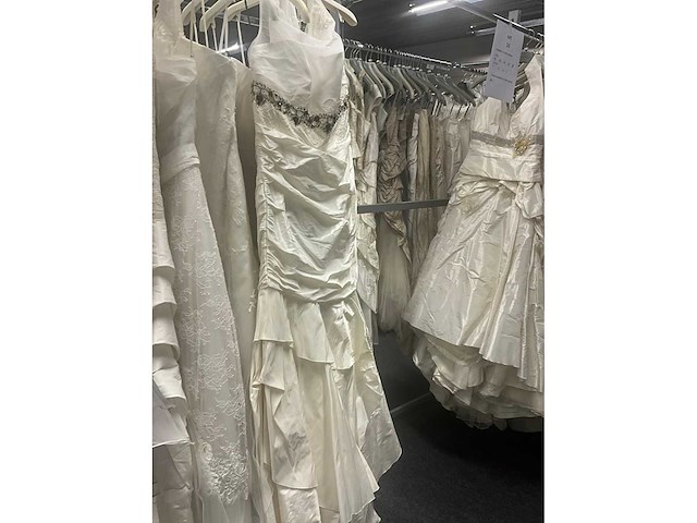 Linea raffaelli partij diverse bruidsjurken (49x) - afbeelding 22 van  24