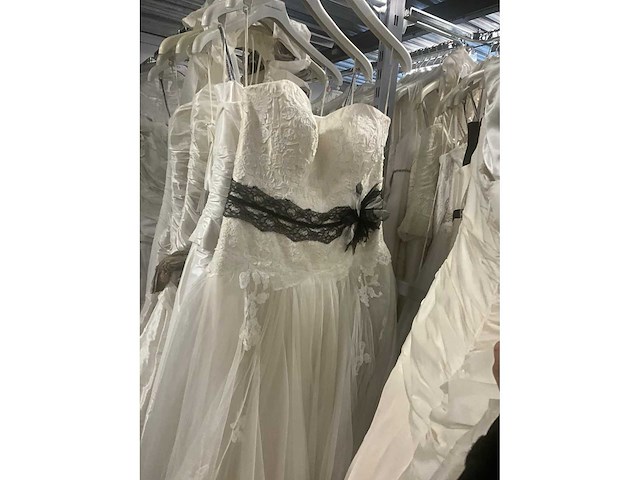 Linea raffaelli partij diverse bruidsjurken (50x) - afbeelding 9 van  25