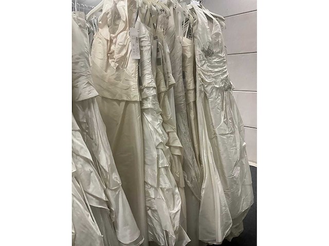 Linea raffaelli partij diverse bruidsjurken (53x) - afbeelding 6 van  30
