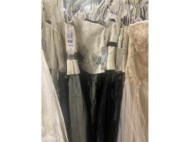 Linea raffaelli partij diverse bruidsjurken (53x) - afbeelding 10 van  30