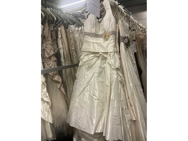 Linea raffaelli partij diverse bruidsjurken (53x) - afbeelding 12 van  30