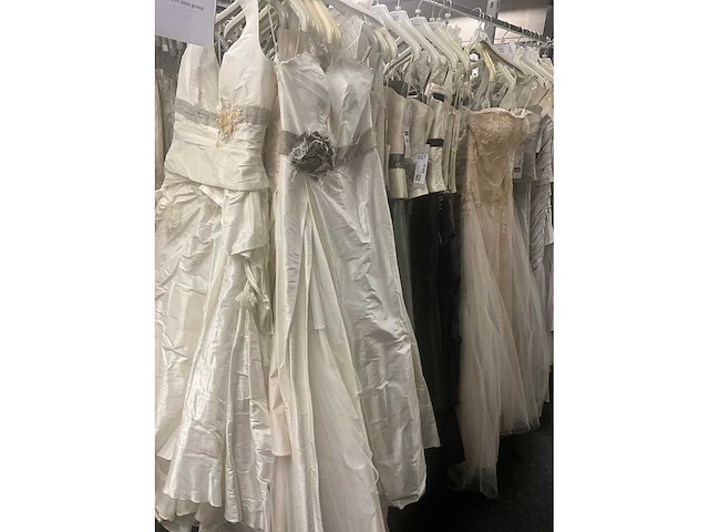 Linea raffaelli partij diverse bruidsjurken (53x) - afbeelding 23 van  30