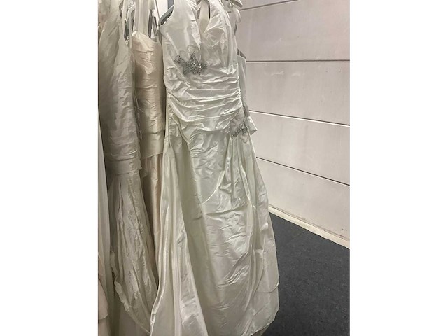 Linea raffaelli partij diverse bruidsjurken (53x) - afbeelding 30 van  30